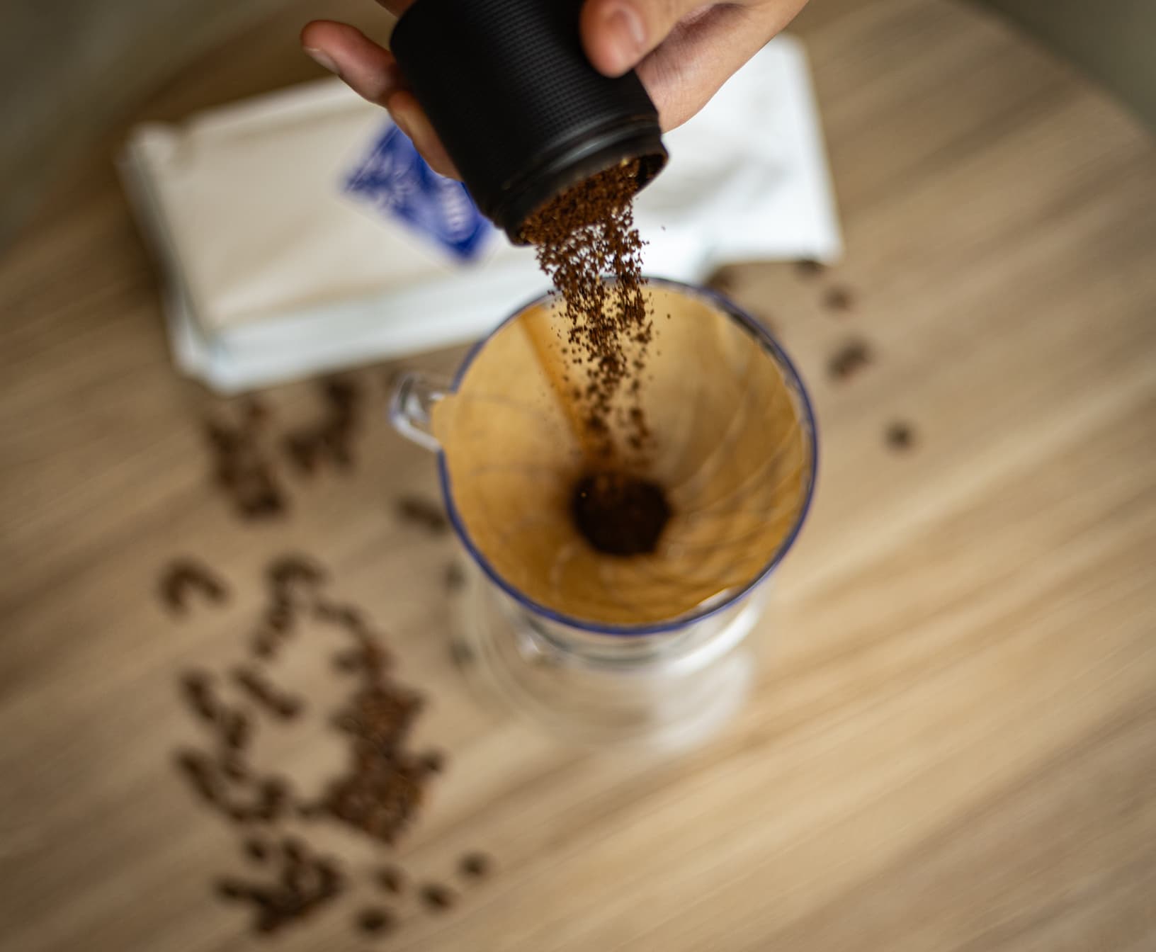 Barista sirviendo café artesanal